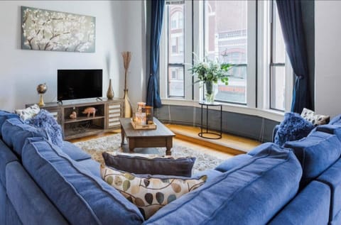 Welcome to your Downtown San Diego 700 sq ft (1bd/1ba) unit with high ceilings, strong Wifi and parking for (1) vehicle. There are a total of (3) beds. Sit back and relax in the living room area that includes (1) Queen Bed & (1) Sofa Bed and is int