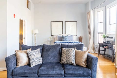 Welcome to your Downtown San Diego 700 sq ft (1bd/1ba) unit with high ceilings, strong Wifi and parking for (1) vehicle. There are a total of (3) beds. Sit back and relax in the living room area that includes (1) Queen Bed & (1) Sofa Bed and is int