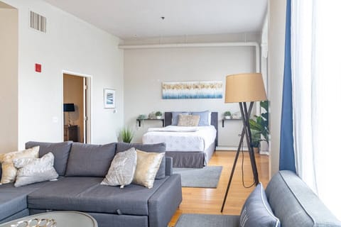 Welcome to your Downtown San Diego 700 sq ft (1bd/1ba) unit with high ceilings, strong Wifi and parking for (1) vehicle.  There are a total of (3) beds.  Sit back and relax in the living room area that includes (1) Queen Bed & (1) Sofa Bed and is integrated with the dining area as well as a 50 inch ROKU Smart TV
