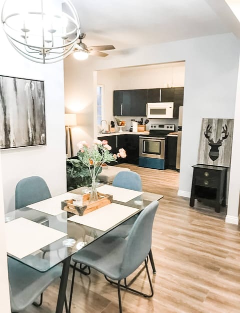 Welcome to your Downtown San Diego 500 sq ft (2bd/1ba) unit with Full Kitchen, Dining area, Wifi and parking for (1) vehicle. Sit back and relax in the living room area that includes (1) sofa bed and (1) futon as well as a ROKU Smart TV