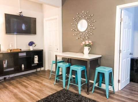 Welcome to your Downtown San Diego 400 sq ft (2bd/1ba) unit with Full Kitchen, Dining area, Wifi and parking for (1) vehicle. Sit back and relax in the living room area that includes (1) sofa bed and (1) futon as well as a ROKU Smart TV