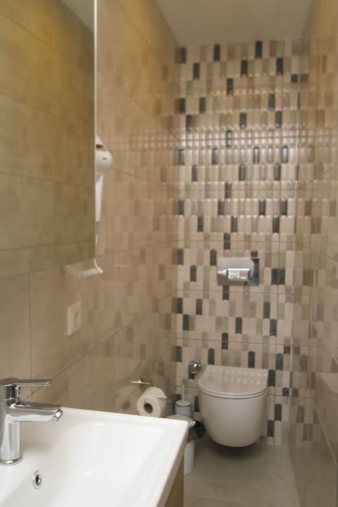 Standard Double Room | Bathroom | Shower, hair dryer, slippers, towels