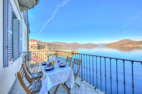 Honeymoon Apartment, 1 Bedroom, Lakeside (Volo Di Gabbiani Pied Dans L' Eau) | Lake view