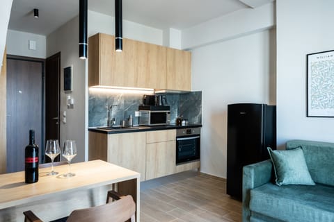 Deluxe Suite | Private kitchenette | Mini-fridge, espresso maker, electric kettle, cookware/dishes/utensils