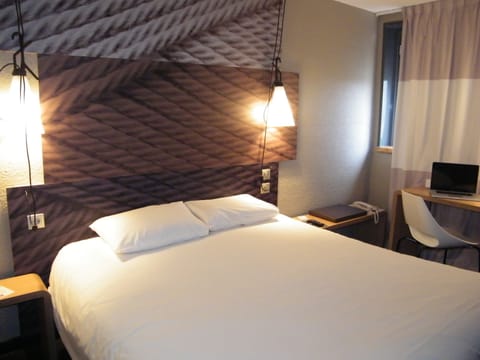 Premium bedding, in-room safe, desk, blackout drapes