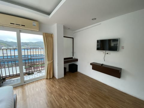 Panoramic Suite, 1 Bedroom, Non Smoking, Partial Sea View | Premium bedding, minibar, in-room safe, desk