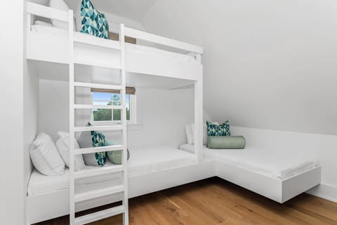Harp's Haven Main and Carriage House - Rosemary Beach - Third Floor - Bunk Room
