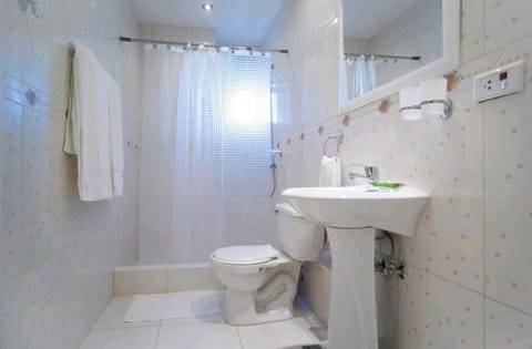 Classic Apartment, 3 Bedrooms, Sea View, Tower | Bathroom | Shower, rainfall showerhead, hair dryer, towels