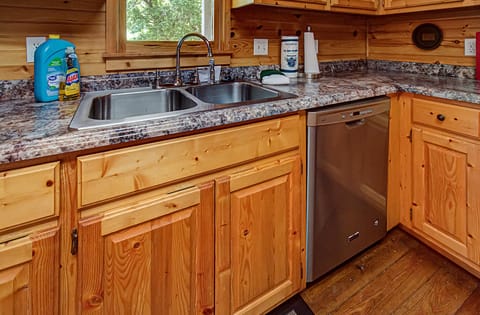 House, Multiple Beds (Brookside Retreat #3584) | Private kitchen