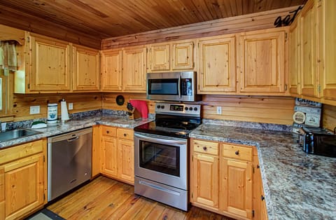 House, Multiple Beds (Brookside Retreat #3584) | Private kitchen