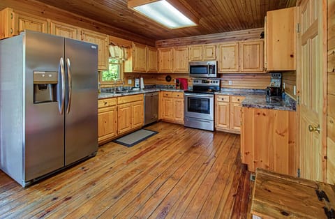 House, Multiple Beds (Brookside Retreat #3584) | Private kitchen