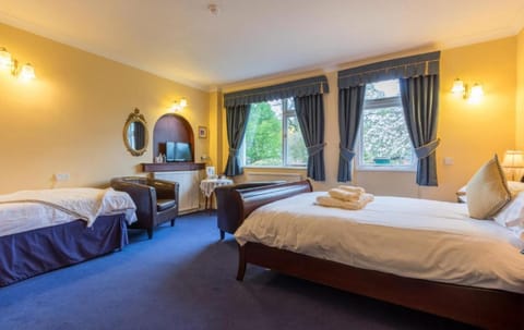 Family Room | Desk, free WiFi, bed sheets