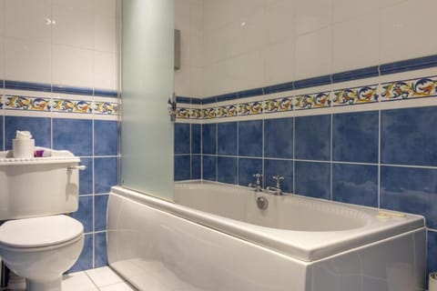 Family Room | Bathroom | Free toiletries, hair dryer, towels