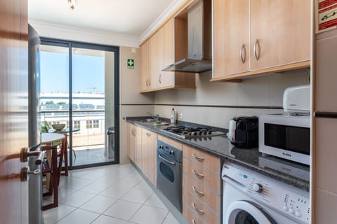 City Apartment | Private kitchen | Fridge, microwave, oven, stovetop