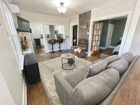 Livingroom with TV, Wifi, recliner & couch