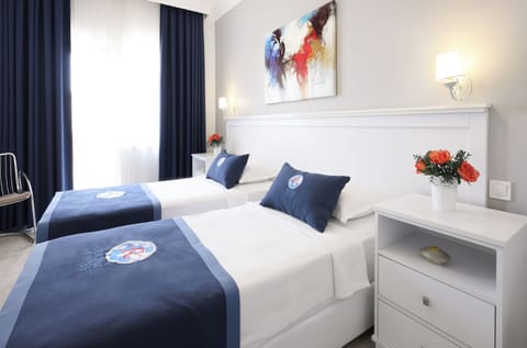 Comfort Apartment | Hypo-allergenic bedding, down comforters, pillowtop beds, in-room safe