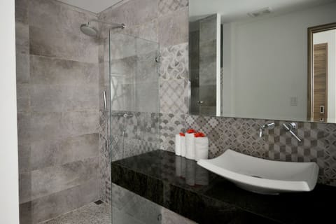 Beachfront Junior Suite King | Bathroom | Shower, designer toiletries, hair dryer, towels