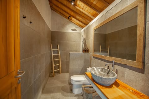 Villa, 3 Bedrooms | Bathroom | Shower, free toiletries, hair dryer, towels