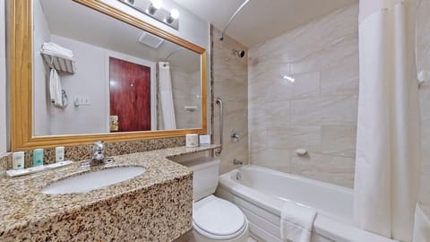 Combined shower/tub, free toiletries, hair dryer, towels