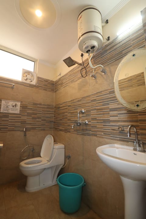 Standard Double Room | Bathroom | Shower, rainfall showerhead, towels