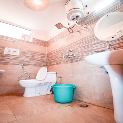 Deluxe Double Room | Bathroom | Shower, rainfall showerhead, towels