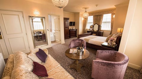 Suite | Iron/ironing board, rollaway beds, free WiFi, bed sheets