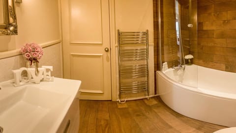 Suite, View | Bathroom | Combined shower/tub, free toiletries, hair dryer, towels