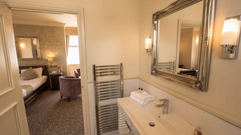 Suite | Bathroom | Combined shower/tub, free toiletries, hair dryer, towels