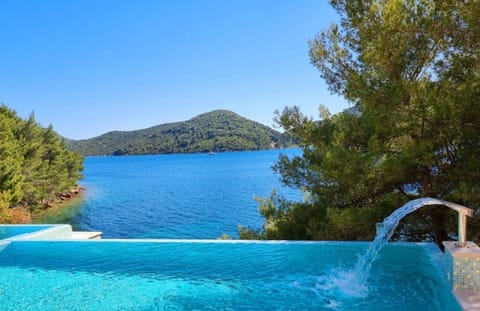 Seasonal outdoor pool, free cabanas, pool umbrellas