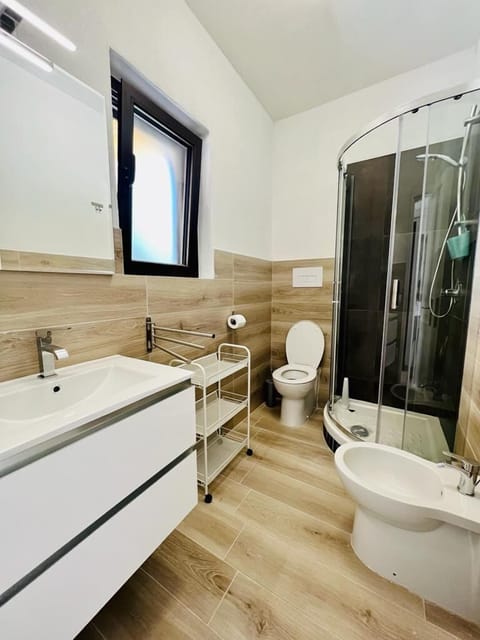 Apartment | Bathroom | Shower, hair dryer, bidet