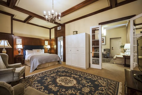 Queen Suite  | Premium bedding, down comforters, pillowtop beds, in-room safe