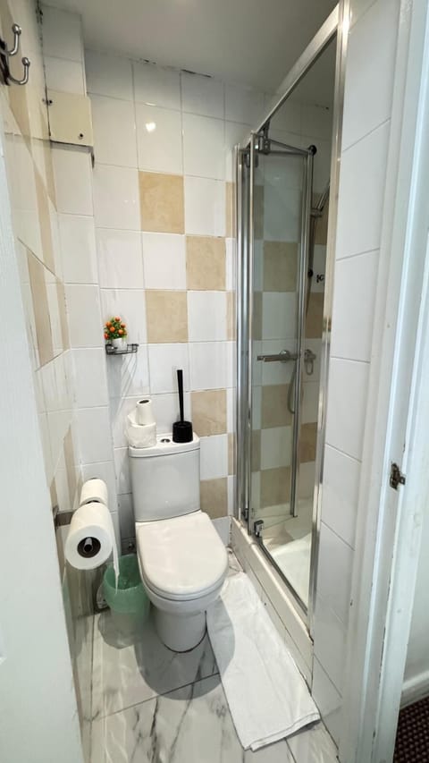 Triple Room, Ensuite | Bathroom | Combined shower/tub, hair dryer, towels