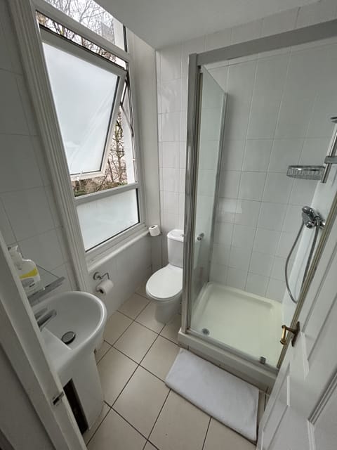 Standard Quadruple Room | Bathroom | Combined shower/tub, free toiletries, hair dryer, towels