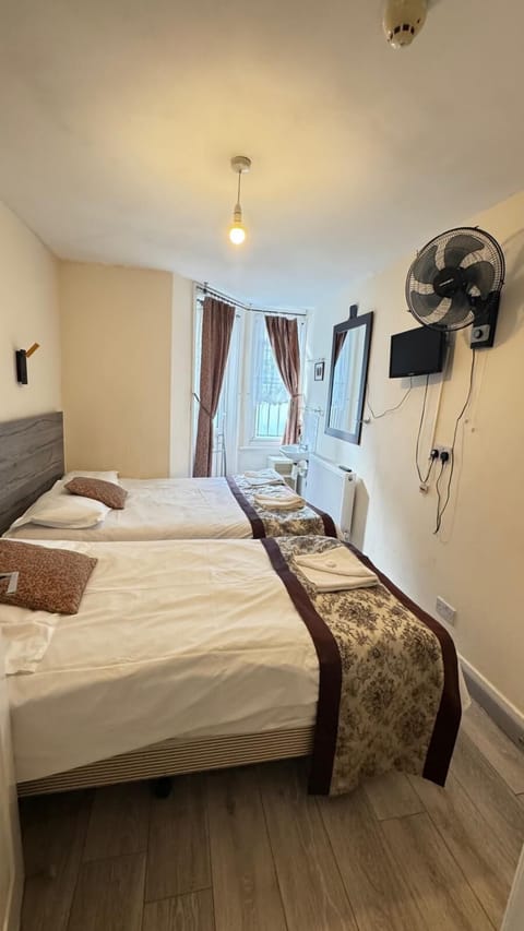 Triple Room, Ensuite | Iron/ironing board, free WiFi, bed sheets