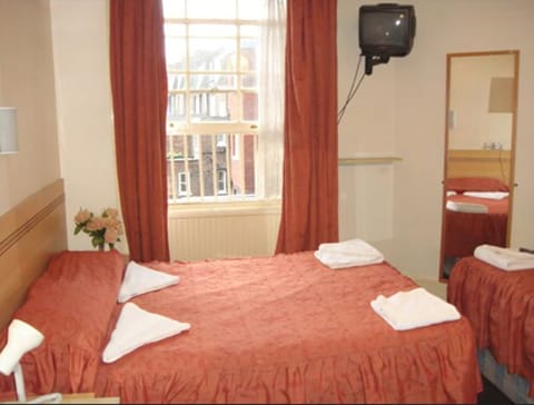 Double Room | Desk, iron/ironing board, WiFi, bed sheets