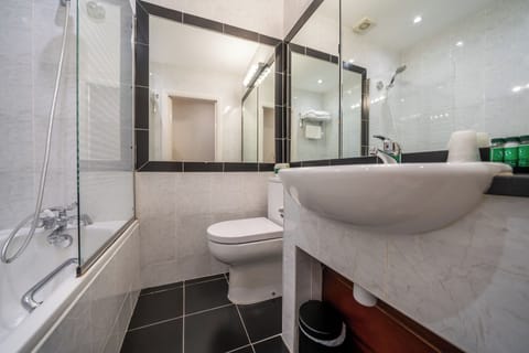 Junior Suite, Ensuite | Bathroom | Free toiletries, hair dryer, towels