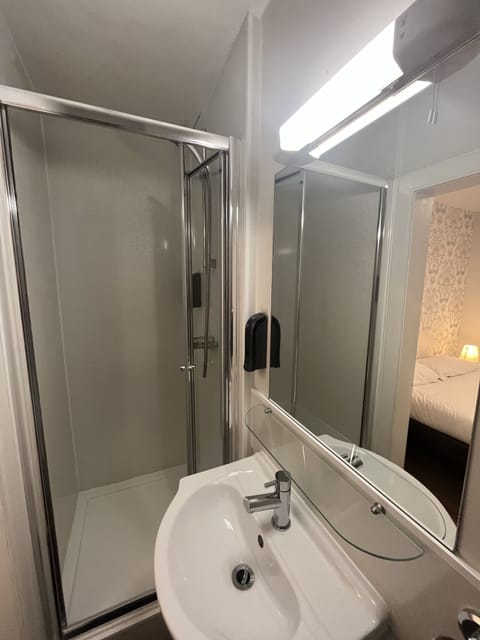 Basic Double Room | Bathroom | Shower, free toiletries, hair dryer, towels