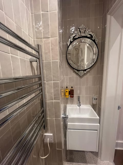 Solarium Twin (Annexe) | Bathroom | Free toiletries, hair dryer, towels