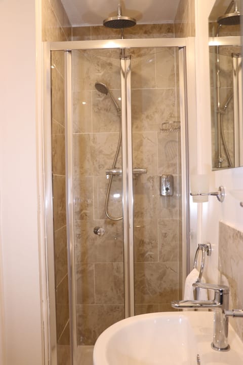 Deluxe Double Room, Ensuite | Bathroom