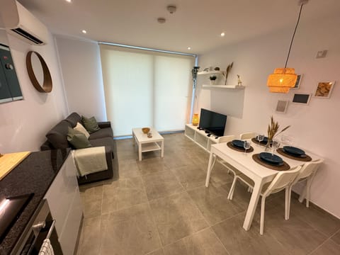 Premium Studio Suite | Living area | 44-inch LED TV with digital channels, TV, Netflix