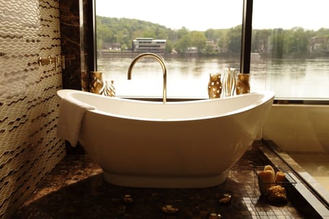 Riverview Suite with Stunning RiverViews | Bathroom | Bathtub, free toiletries, hair dryer, bathrobes