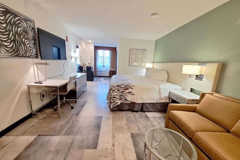 Room, 1 King Bed, Non Smoking (Poolside View) | Bathroom | Combined shower/tub, deep soaking tub, hair dryer, towels