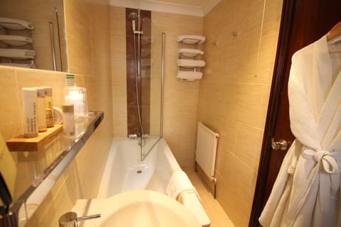 Double Room, Ensuite | Bathroom | Free toiletries, towels