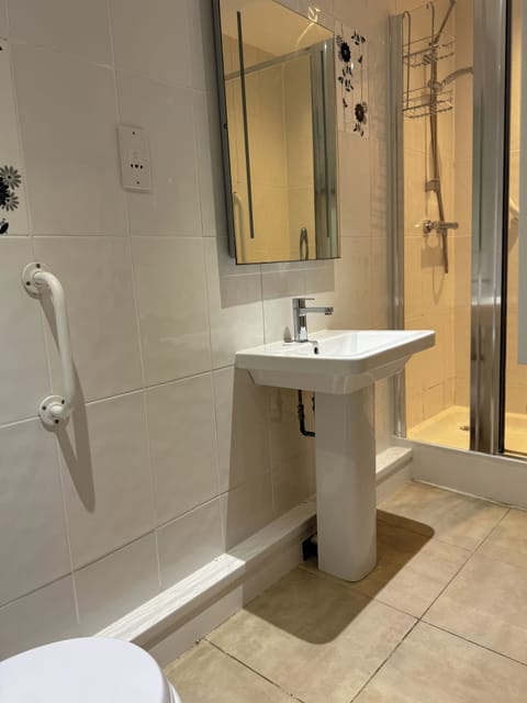 Family Room (2ad+1ch) | Bathroom | Shower, free toiletries, hair dryer, towels