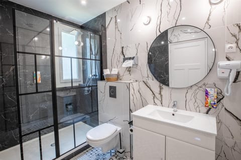 Classic Room, 1 Queen Bed, Non Smoking | Bathroom | Free toiletries, hair dryer, towels