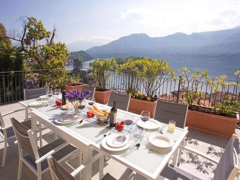 Private lake view dining.