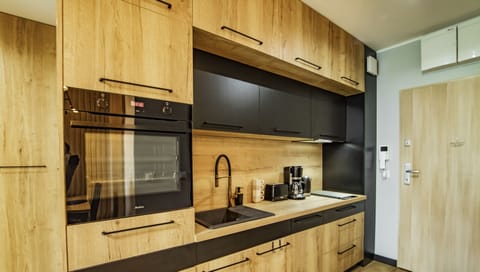 Deluxe Apartment | Private kitchen | Fridge, stovetop, coffee/tea maker, electric kettle