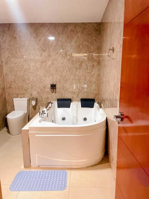 Senior Room | Bathroom | Combined shower/tub, hydromassage showerhead, towels, soap