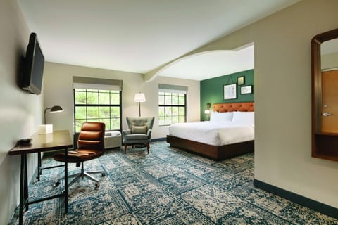 Traditional Room, 1 King Bed | Premium bedding, in-room safe, desk, laptop workspace