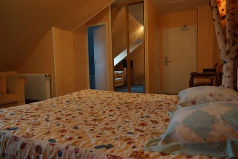 Superior Triple Room | In-room safe, individually decorated, blackout drapes, cribs/infant beds